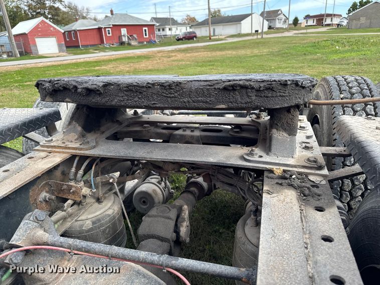 image for item ED1526 2006 Freightliner Business Class M2 semi truck