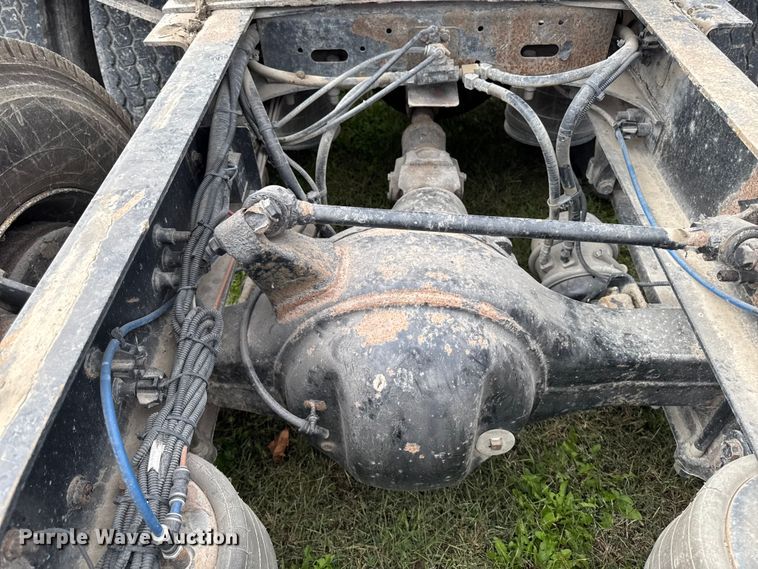 image for item ED1526 2006 Freightliner Business Class M2 semi truck