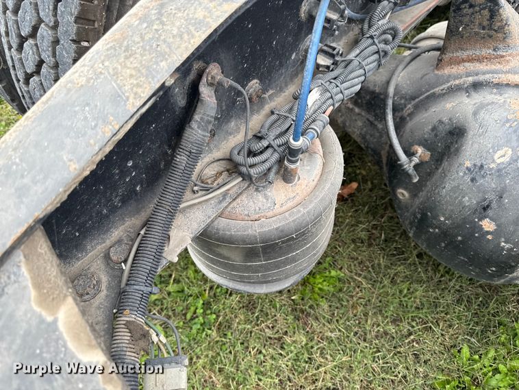 image for item ED1526 2006 Freightliner Business Class M2 semi truck