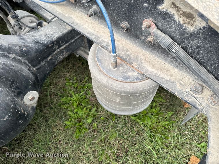 image for item ED1526 2006 Freightliner Business Class M2 semi truck