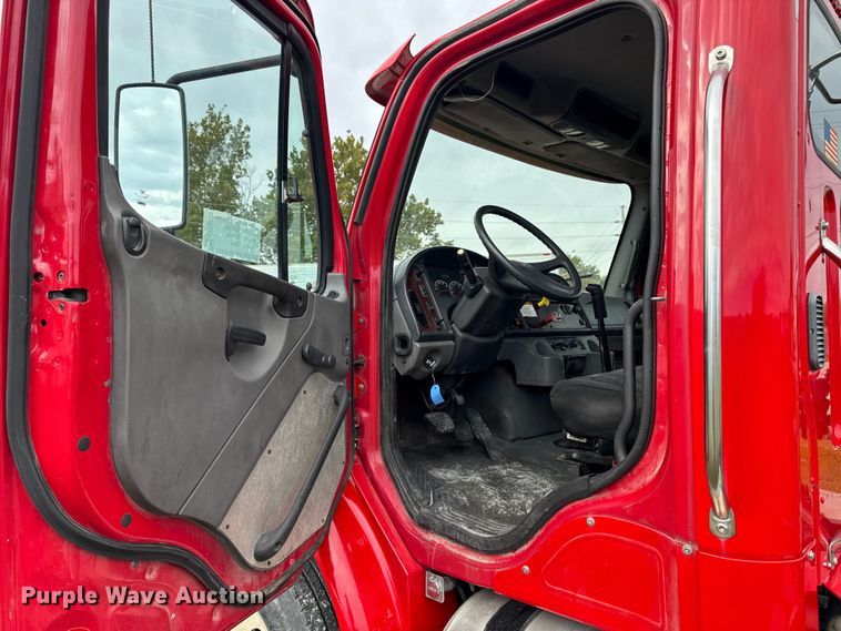 image for item ED1526 2006 Freightliner Business Class M2 semi truck