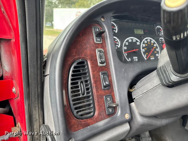 image for item ED1526 2006 Freightliner Business Class M2 semi truck