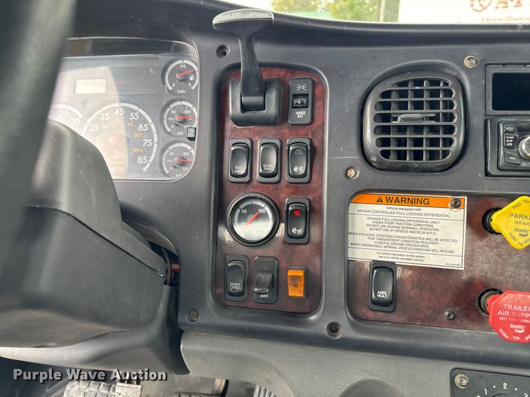 image for item ED1526 2006 Freightliner Business Class M2 semi truck