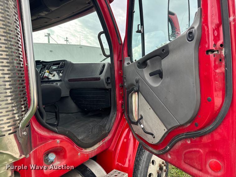 image for item ED1526 2006 Freightliner Business Class M2 semi truck