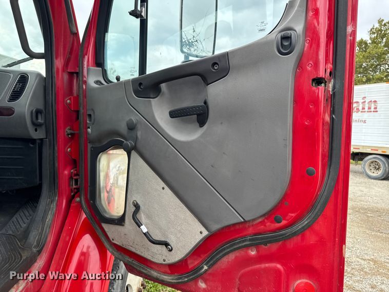 image for item ED1526 2006 Freightliner Business Class M2 semi truck