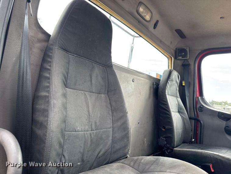 image for item ED1526 2006 Freightliner Business Class M2 semi truck