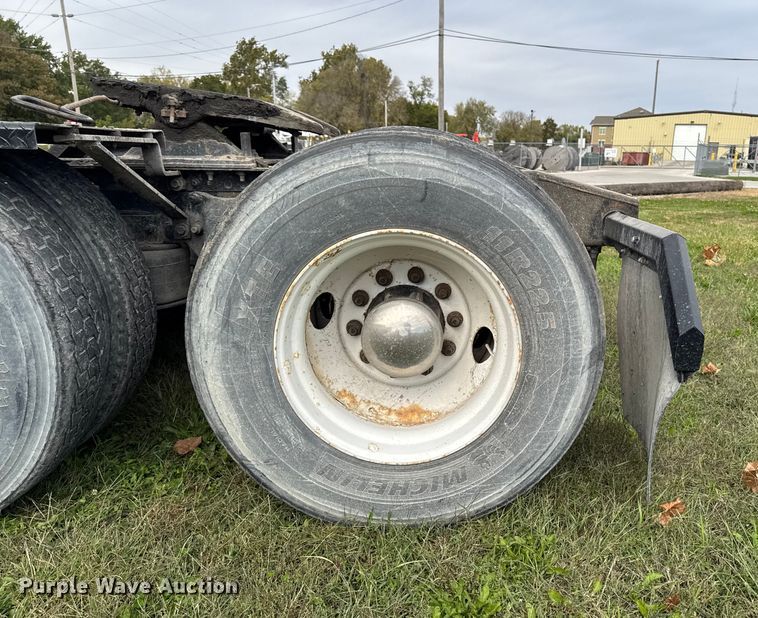 image for item ED1526 2006 Freightliner Business Class M2 semi truck