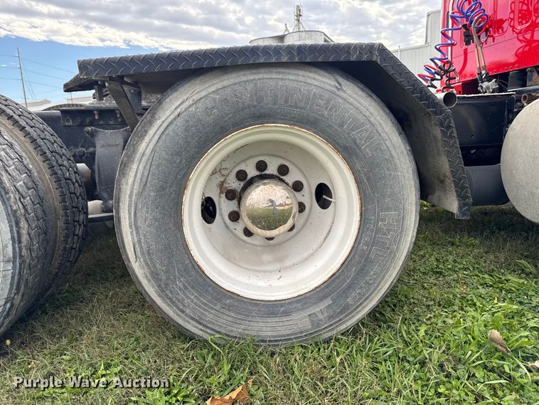 image for item ED1526 2006 Freightliner Business Class M2 semi truck