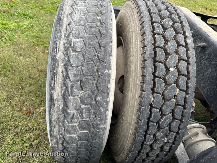 image for item ED1526 2006 Freightliner Business Class M2 semi truck