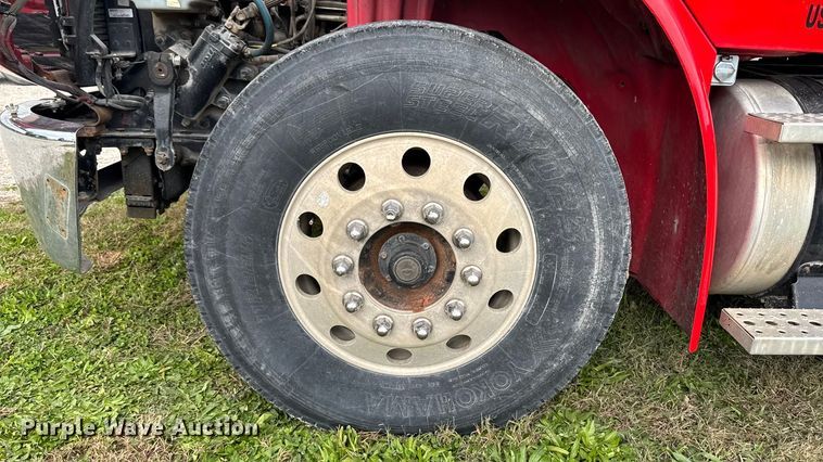 image for item ED1526 2006 Freightliner Business Class M2 semi truck