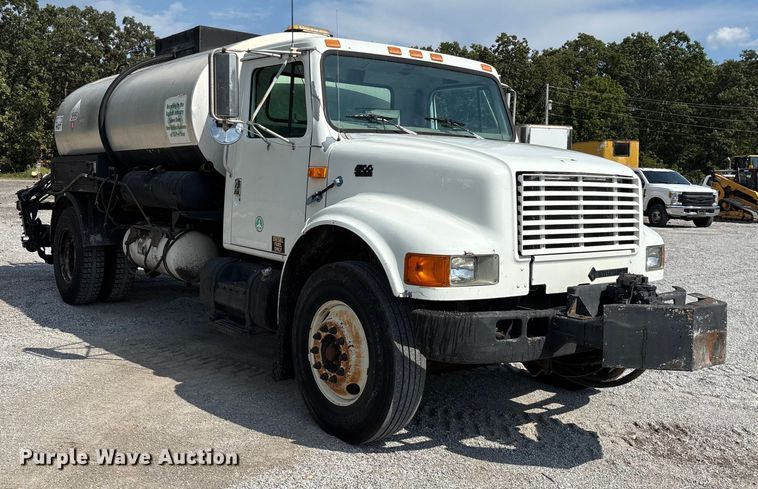 image for item ED2229 2000 International 4700 oil distributor truck