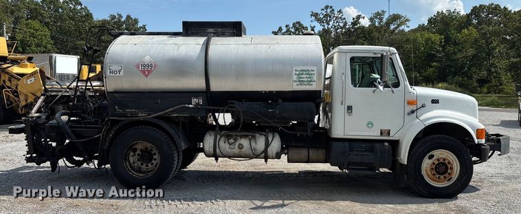 image for item ED2229 2000 International 4700 oil distributor truck