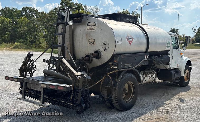 image for item ED2229 2000 International 4700 oil distributor truck