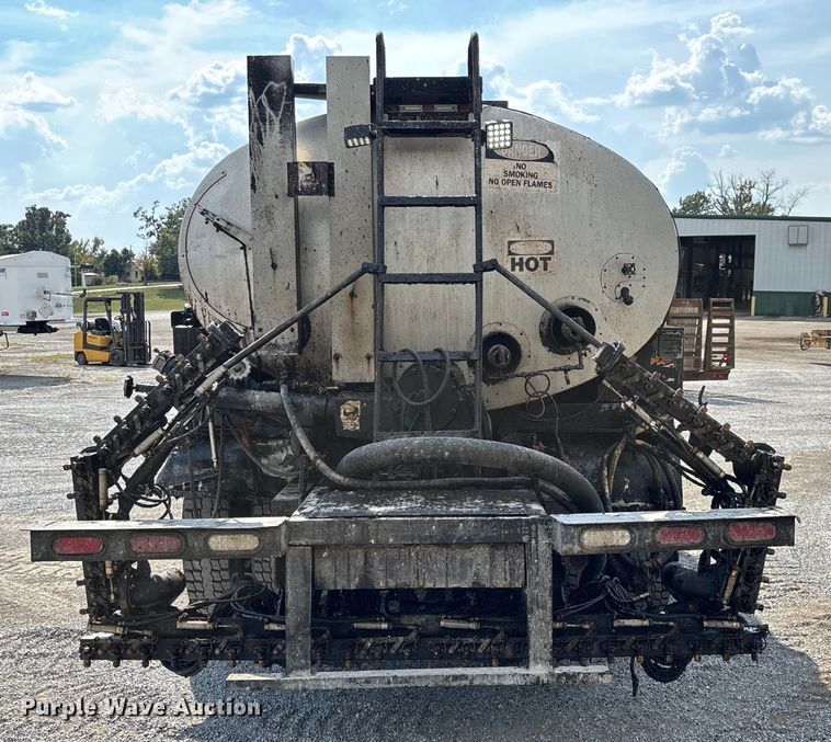 image for item ED2229 2000 International 4700 oil distributor truck