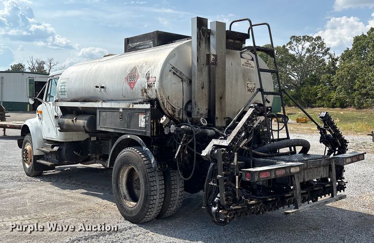 image for item ED2229 2000 International 4700 oil distributor truck