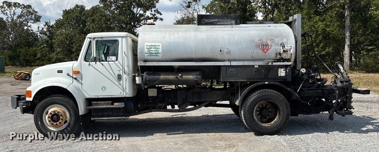image for item ED2229 2000 International 4700 oil distributor truck