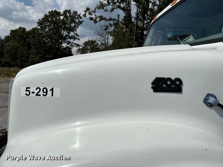 image for item ED2229 2000 International 4700 oil distributor truck