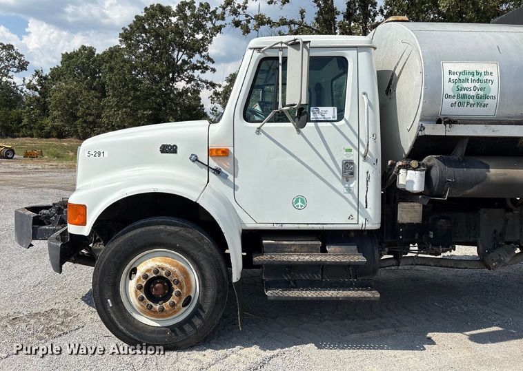 image for item ED2229 2000 International 4700 oil distributor truck