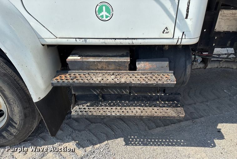 image for item ED2229 2000 International 4700 oil distributor truck