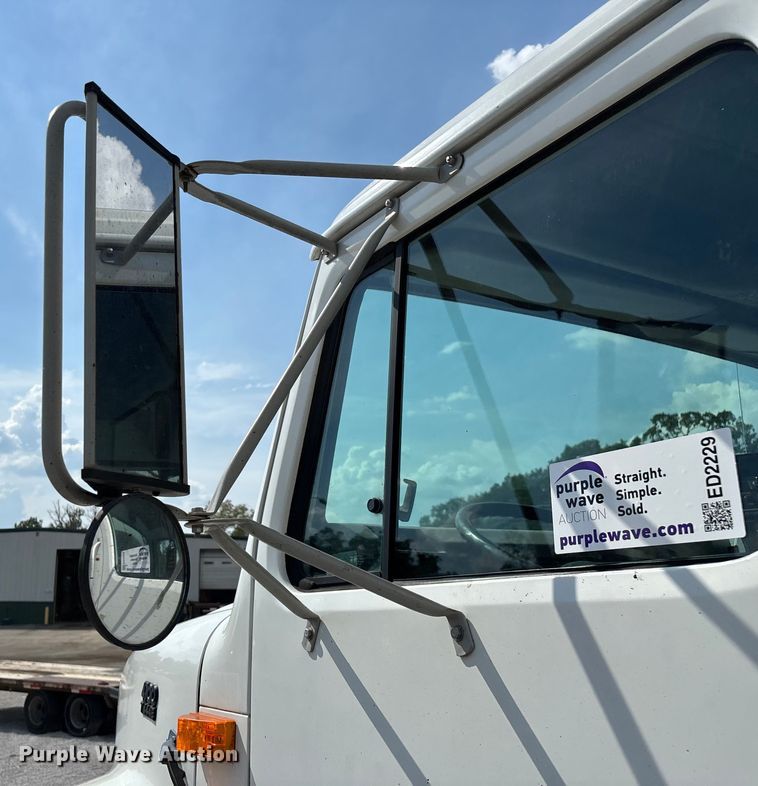 image for item ED2229 2000 International 4700 oil distributor truck