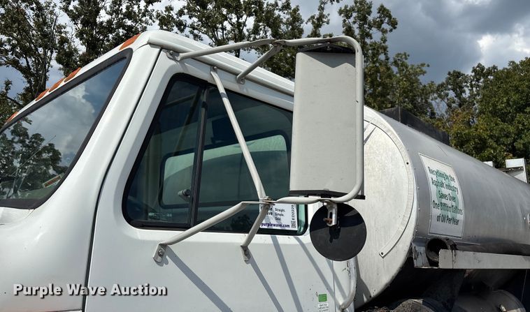 image for item ED2229 2000 International 4700 oil distributor truck