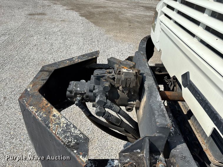 image for item ED2229 2000 International 4700 oil distributor truck