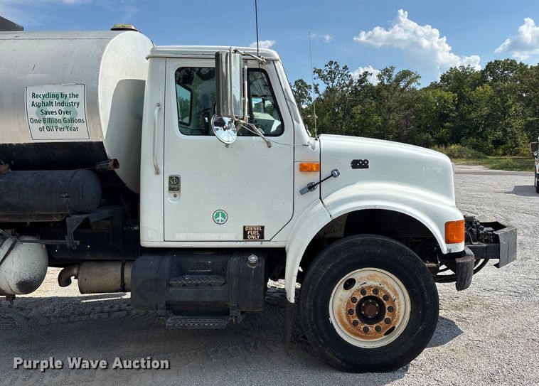 image for item ED2229 2000 International 4700 oil distributor truck