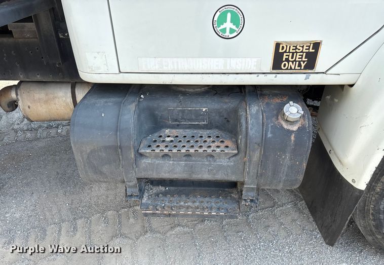 image for item ED2229 2000 International 4700 oil distributor truck