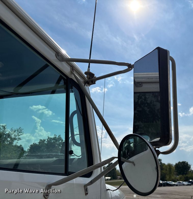 image for item ED2229 2000 International 4700 oil distributor truck