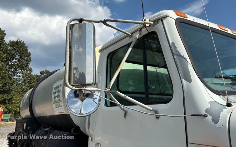 image for item ED2229 2000 International 4700 oil distributor truck