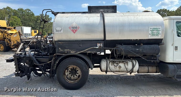 image for item ED2229 2000 International 4700 oil distributor truck