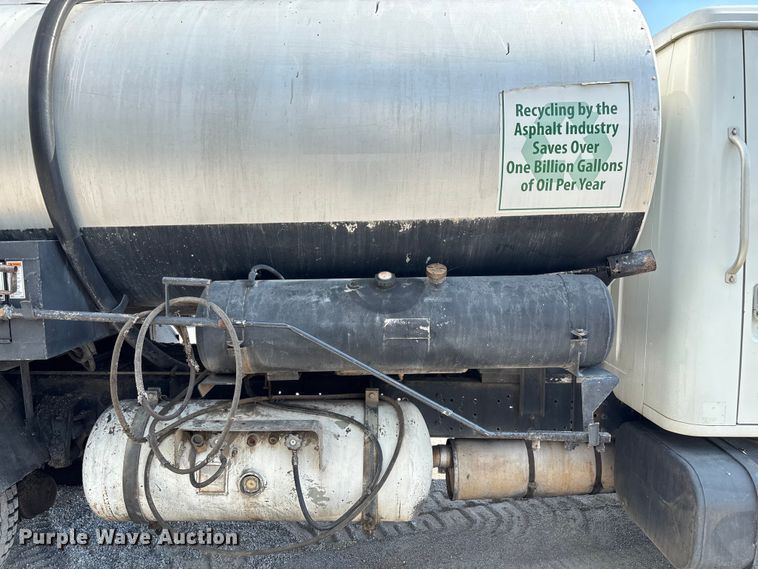 image for item ED2229 2000 International 4700 oil distributor truck