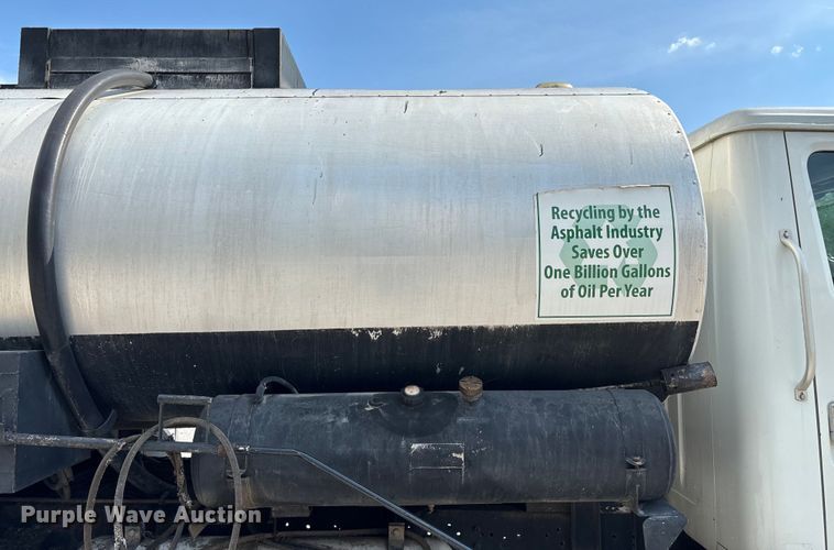 image for item ED2229 2000 International 4700 oil distributor truck