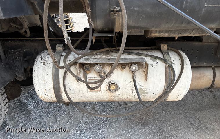 image for item ED2229 2000 International 4700 oil distributor truck