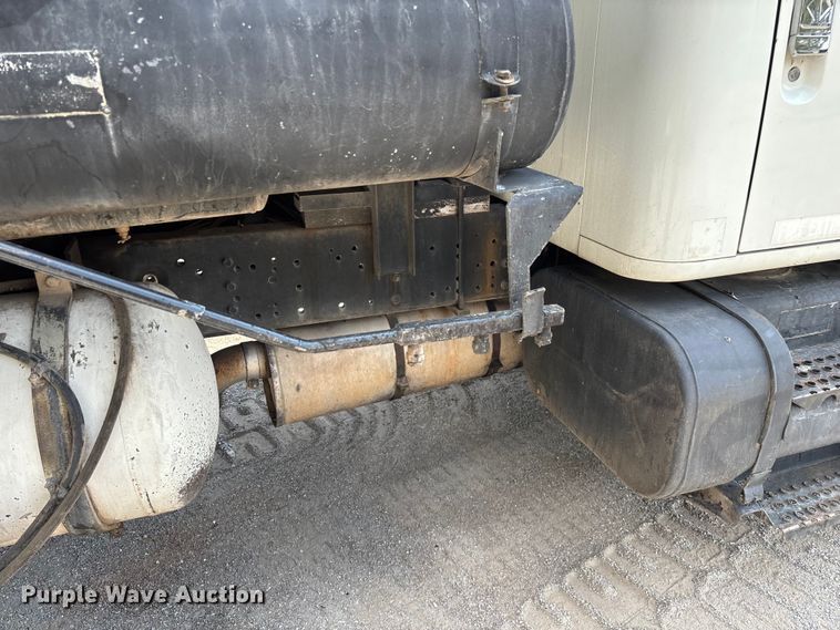 image for item ED2229 2000 International 4700 oil distributor truck