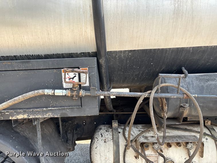 image for item ED2229 2000 International 4700 oil distributor truck