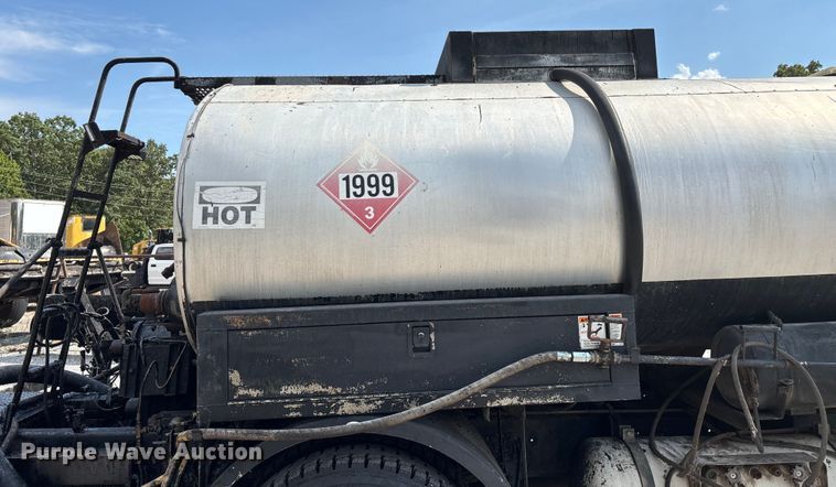 image for item ED2229 2000 International 4700 oil distributor truck