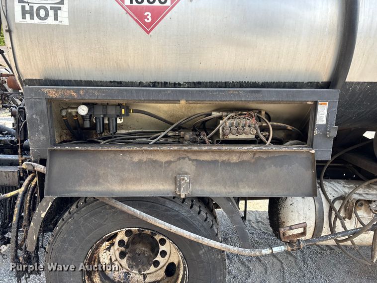 image for item ED2229 2000 International 4700 oil distributor truck