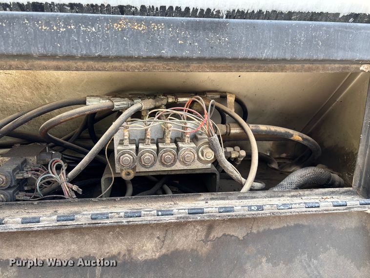 image for item ED2229 2000 International 4700 oil distributor truck