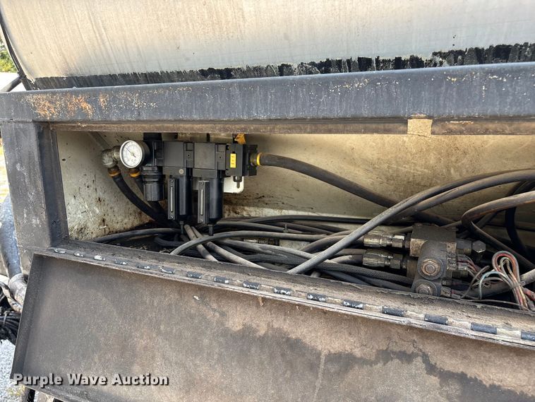 image for item ED2229 2000 International 4700 oil distributor truck