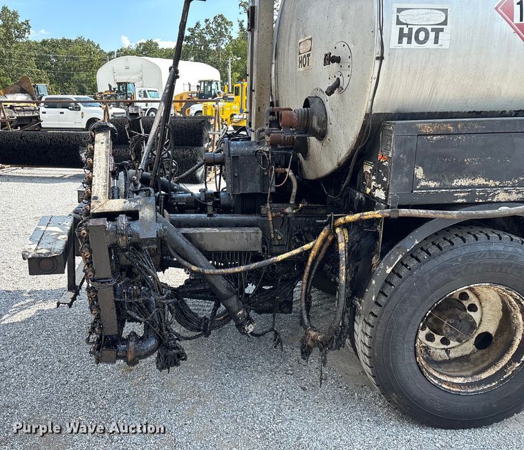 image for item ED2229 2000 International 4700 oil distributor truck