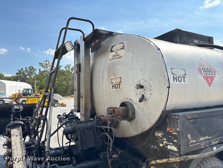 image for item ED2229 2000 International 4700 oil distributor truck