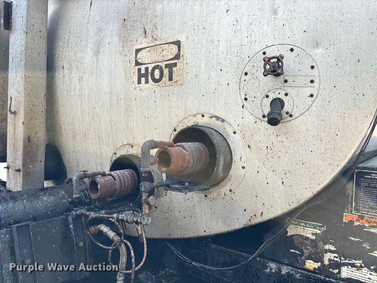 image for item ED2229 2000 International 4700 oil distributor truck