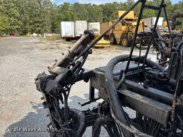 image for item ED2229 2000 International 4700 oil distributor truck