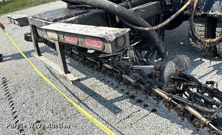 image for item ED2229 2000 International 4700 oil distributor truck