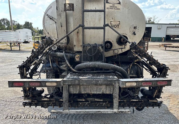 image for item ED2229 2000 International 4700 oil distributor truck