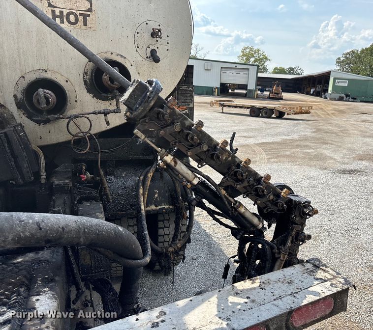 image for item ED2229 2000 International 4700 oil distributor truck