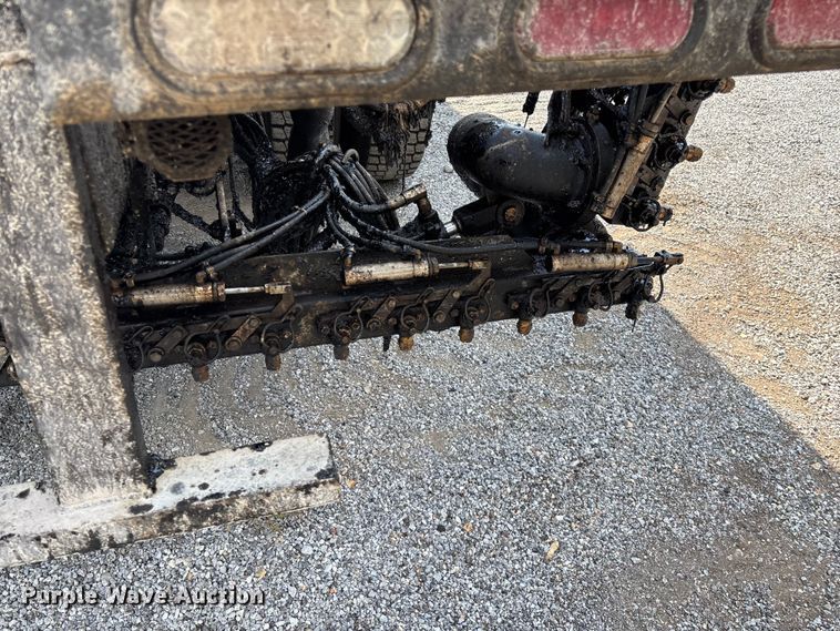 image for item ED2229 2000 International 4700 oil distributor truck