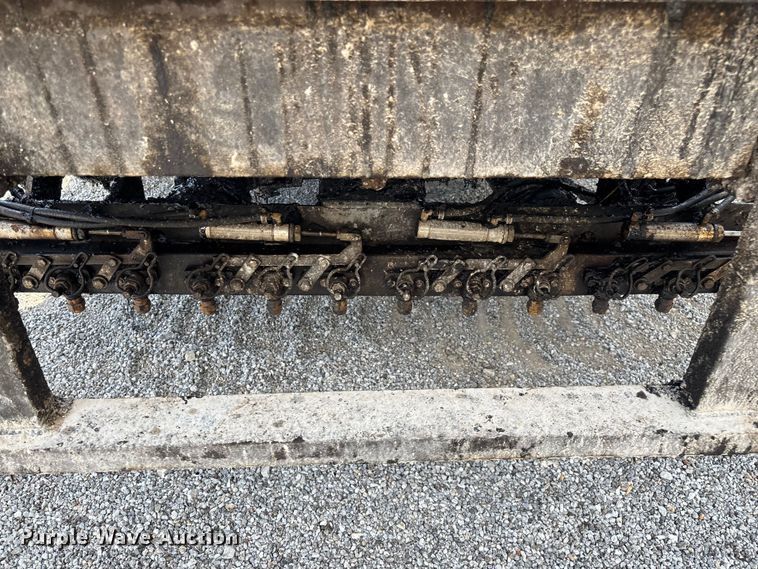 image for item ED2229 2000 International 4700 oil distributor truck