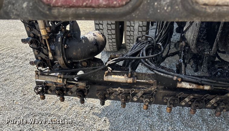 image for item ED2229 2000 International 4700 oil distributor truck